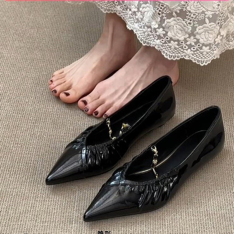 Damen elegante spitze Ballerinas mit dekorativem Kettenriemen EB