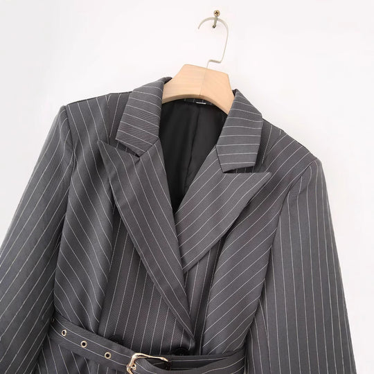 Damen gestreifte Blazerjacke mit definiertem Taillenschnitt und elegantem Gürtel EB