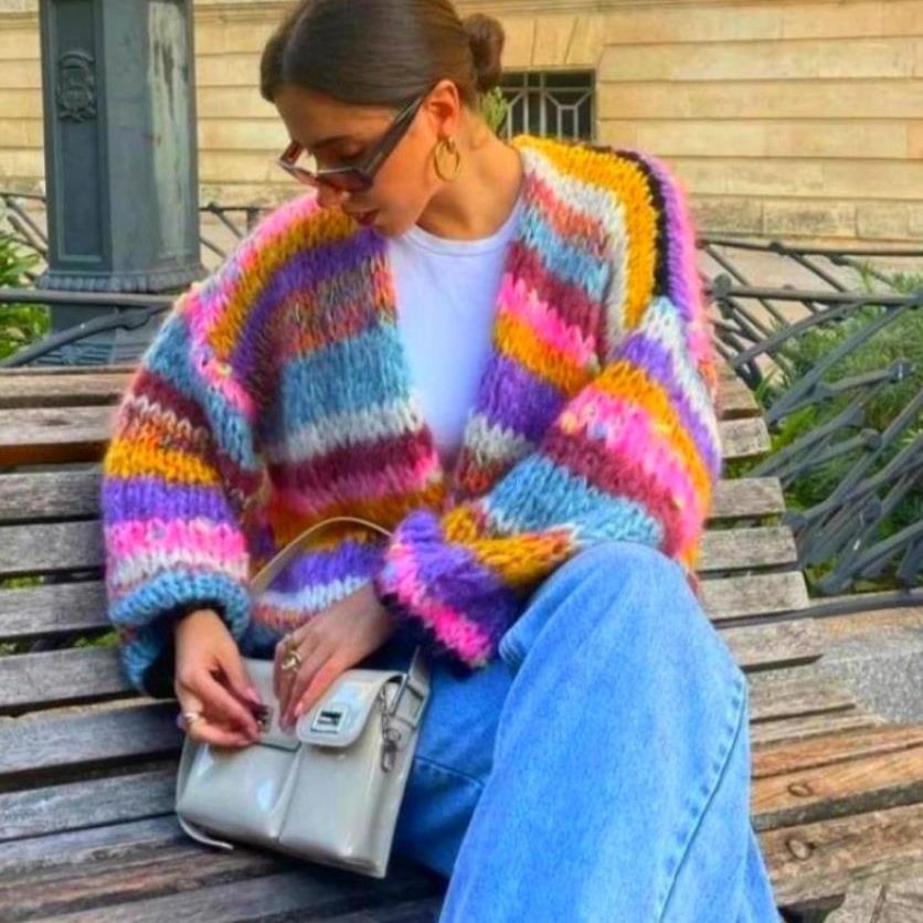 Damen Strickjacke mit voluminösen Ärmeln und farbverlaufendem Design EB