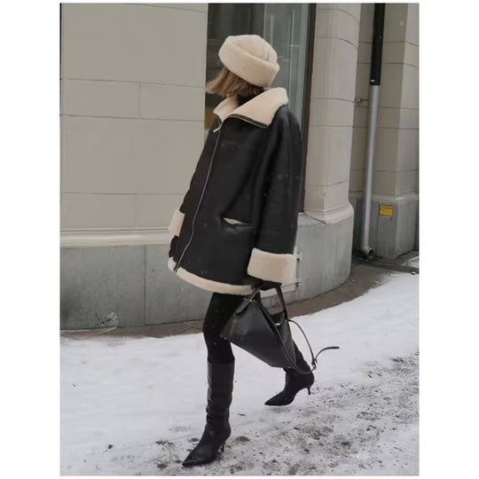 Damen Kunstlederjacke mit gemütlichem Teddyfutter und praktischen Taschen EB