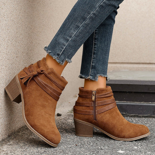 Damen nan samtige Knöchelstiefel mit dekorativen Riemen, Quasten und seitlichem Reißverschluss EB
