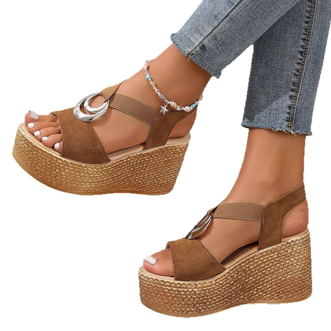 Damen nan Plateausandalette im Retrostil mit Jute-Optik, dekorativem Metallornament und elastischem Fersenriemen EB