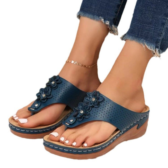 Damen Bequeme Zehentrenner Sandalen mit modischen Blumenapplikationen EB