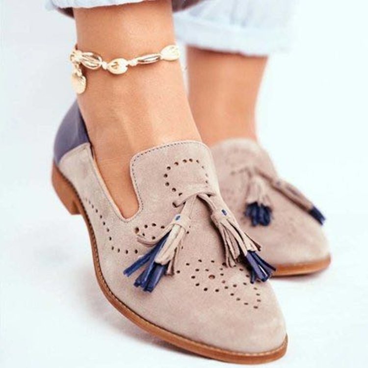 Damen Modische Slipper mit eleganten Quasten und perforiertem Design EB