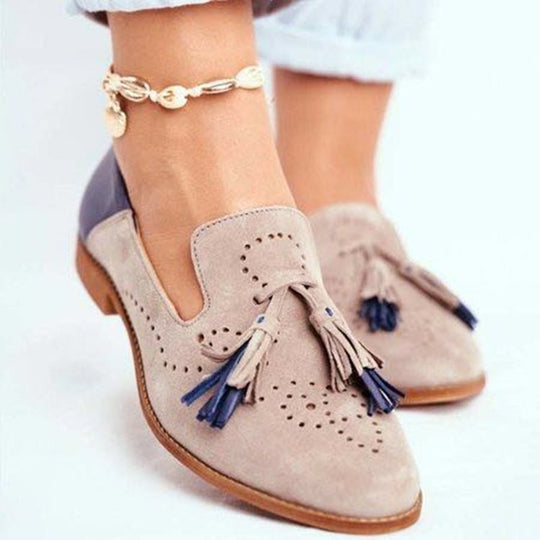 Damen Modische Slipper mit eleganten Quasten und perforiertem Design EB
