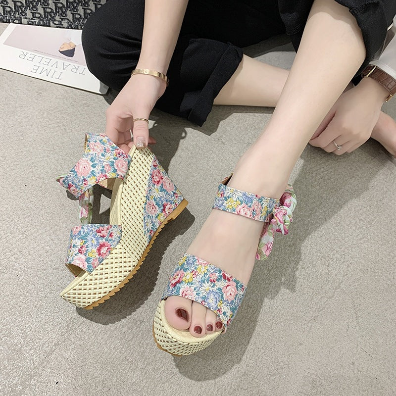 Damen Wedge-Sandalen mit floralem Design und dezentem Riemen EB