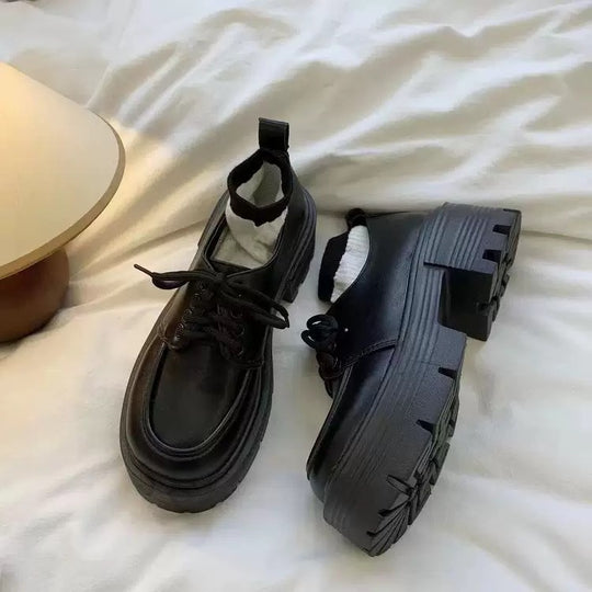 Damen Plateau-Sneaker mit eleganter Lackleder-Optik und kuscheligem Strickkragen EB