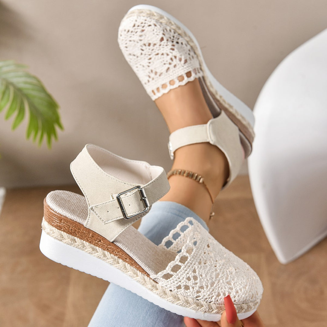 Damen  bestickte Espadrille-Pantoletten mit verstellbarem Knöchelriemen, floraler Häkel-Optik und geflochtenem Jute-Plateau EB