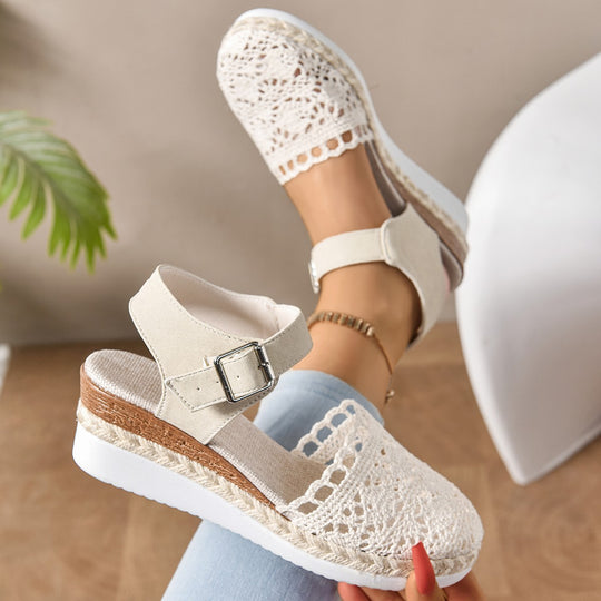 Damen  bestickte Espadrille-Pantoletten mit verstellbarem Knöchelriemen, floraler Häkel-Optik und geflochtenem Jute-Plateau EB