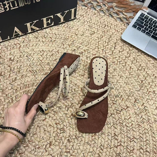 Damen Modische Zehentrenner-Sandalen mit dekorativen Riemen und ergonomischem Fußbett EB