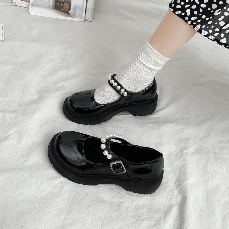 Damen Mary Jane Schuhe mit glänzendem Obermaterial und Perlenschmuck EB