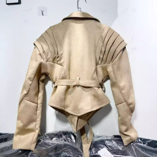 Damen elegante Kunstlederjacke mit Rüschendetails und praktischen Taschen EB