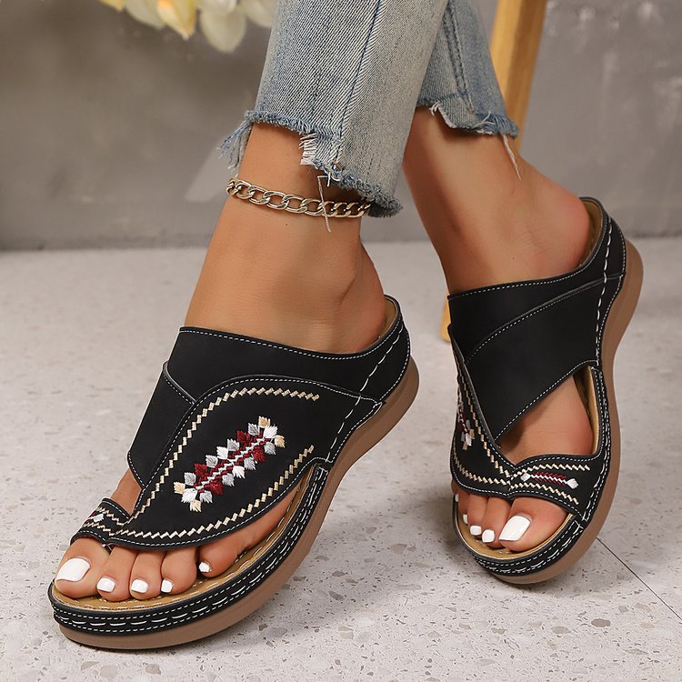 Damen Pantoletten im eleganten Boho-Stil mit komfortabler Fußbettung und aufwendiger Stickerei EB