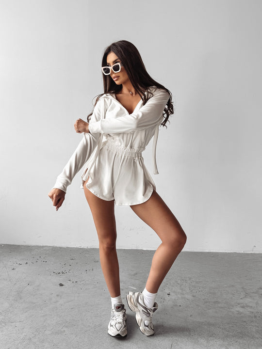 Damen kurzes Zweiteiler Lounge-Set mit glänzendem Satin-Finish, Kapuzen-Halbzip und hohem gerafftem Taillenbund EB