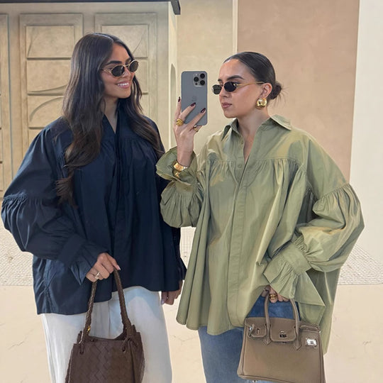 Damen nan oversized Tunika-Bluse mit verdeckter Knopfleiste, geraffter Passe und Volantmanschette EB
