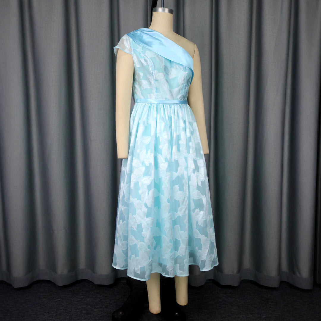 Damen Cocktailkleid mit asymmetrischem Design und floralen Akzenten EB