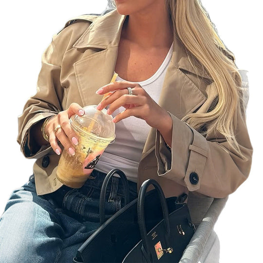 Damen nan kurzer Satin-Trench mit doppelreihiger Knopfleiste, aufgesetzten Pattentaschen und geknöpften Ärmelmanschetten EB