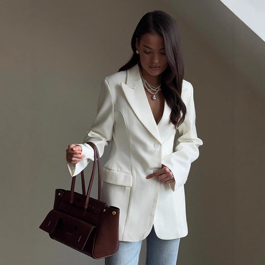 Damen Eleganter Blazer mit tailliertem Schnitt und modernen Details EB