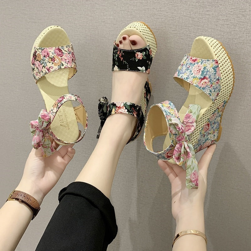 Damen Wedge-Sandalen mit floralem Design und dezentem Riemen EB