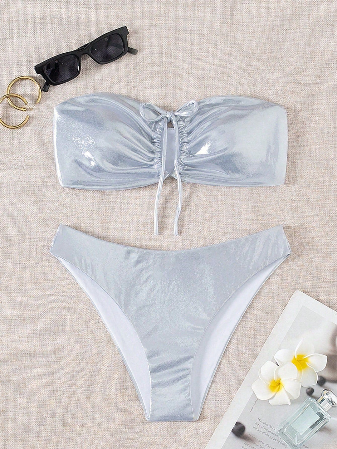 Damen Bandeau-Bikini mit glänzendem Oberteil und hohem Beinausschnitt EB
