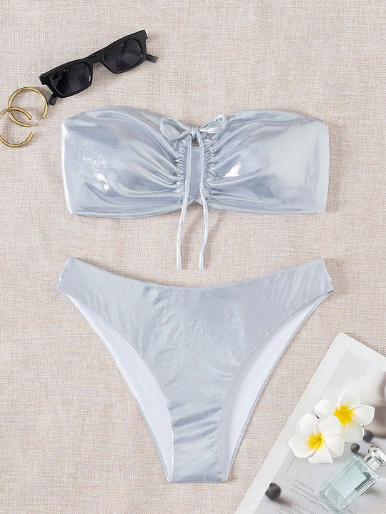 Damen Bandeau-Bikini mit glänzendem Oberteil und hohem Beinausschnitt EB