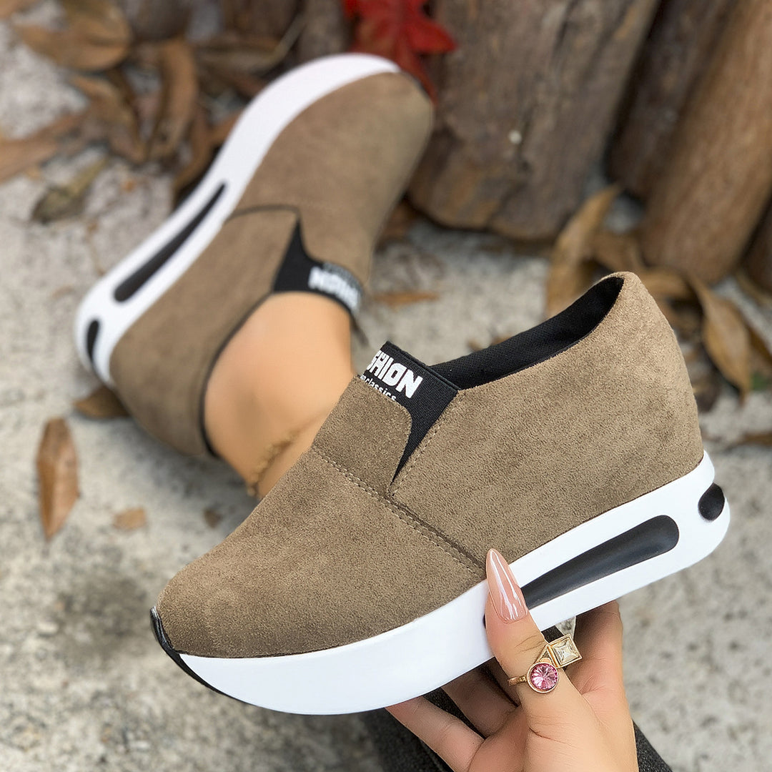 Damen Slip-On Wedge-Sneaker mit verstecktem Keil, Microvelours-Obermaterial und seitlicher Luftkammer EB