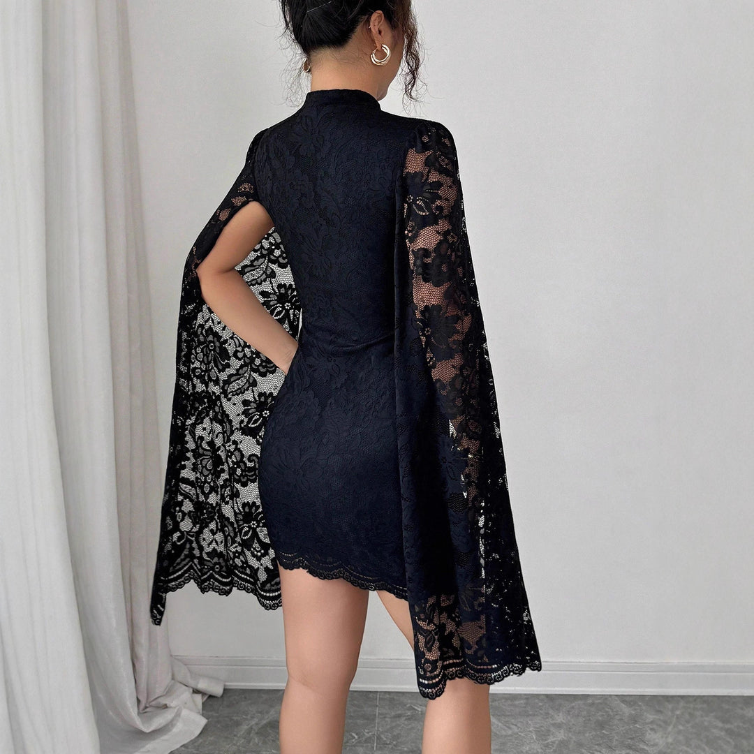 Damen nan tailliertes Spitzen-Minikleid mit hohem Stehkragen und dramatischen Cape-Ärmeln EB