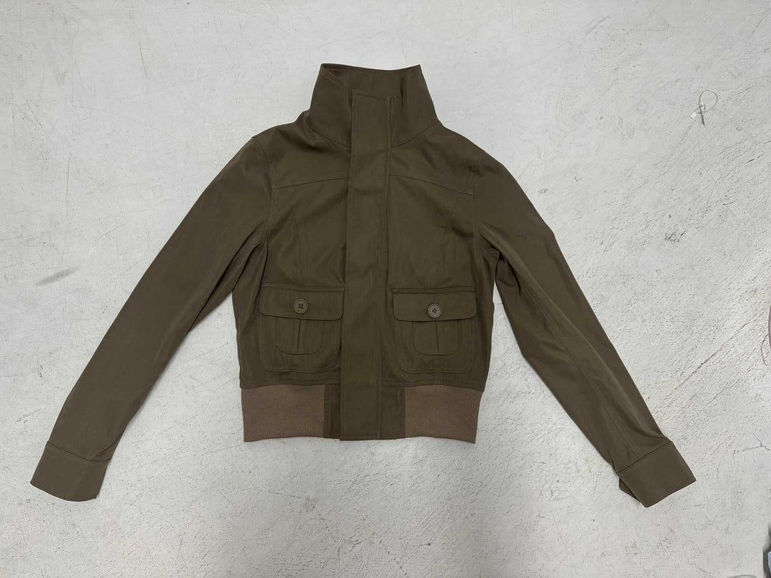 Damen nan kurze Utility-Blousonjacke mit hohem Stehkragen, Pattentaschen und elastischem Bund EB
