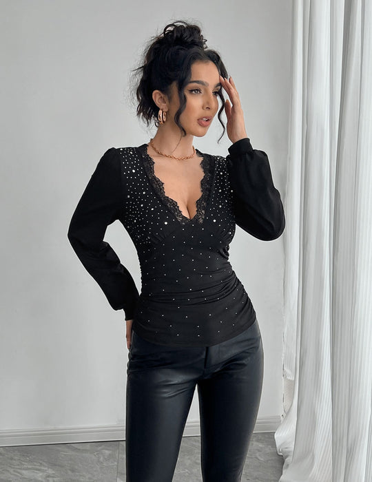 Damen nan tailliertes Langarm-Shirt mit tiefem Spitzen-Dekolleté, Raffung und Kristallbesatz EB