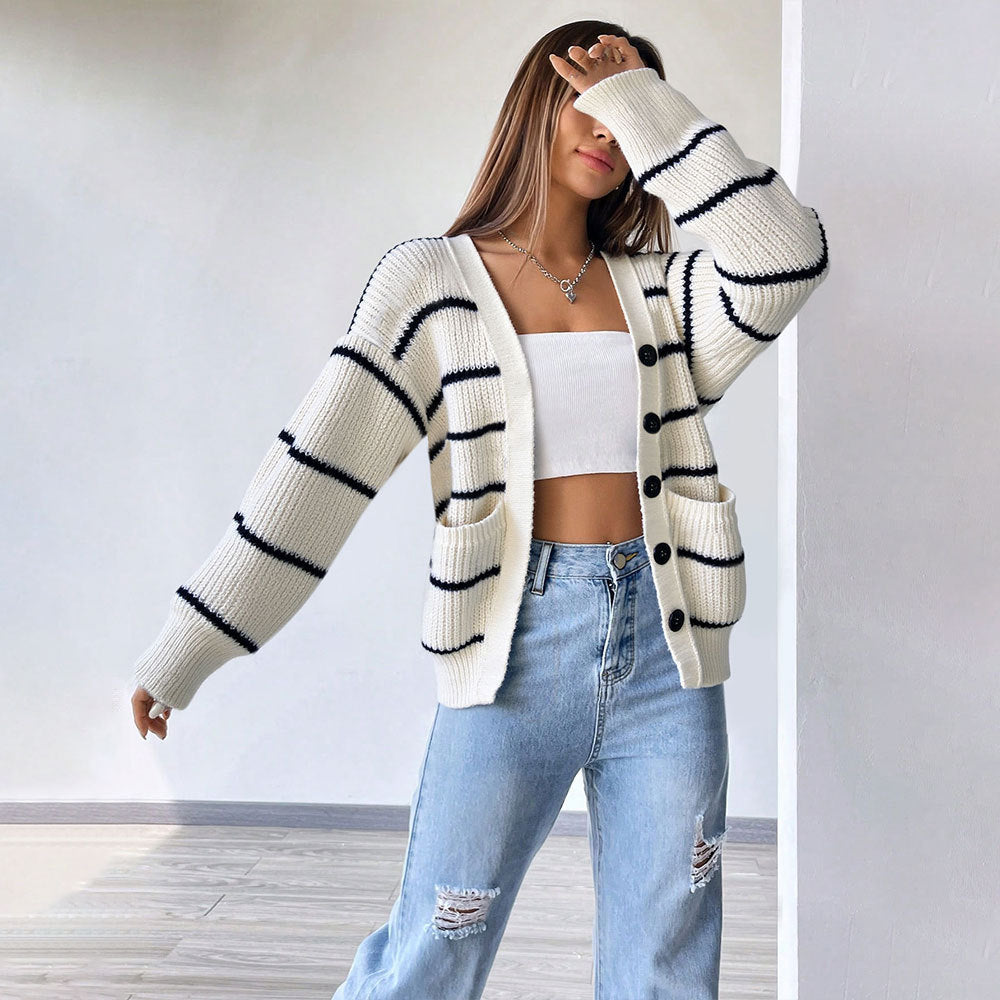 Damen oversized Strickcardigan mit Rippenkante, aufgesetzten Taschen und Knopfverschluss Eichborn Berlin