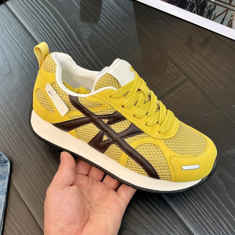 Damen Sportliche Sneakers mit atmungsaktiver Mesh-Oberfläche und eleganten Metallic-Akzenten EB