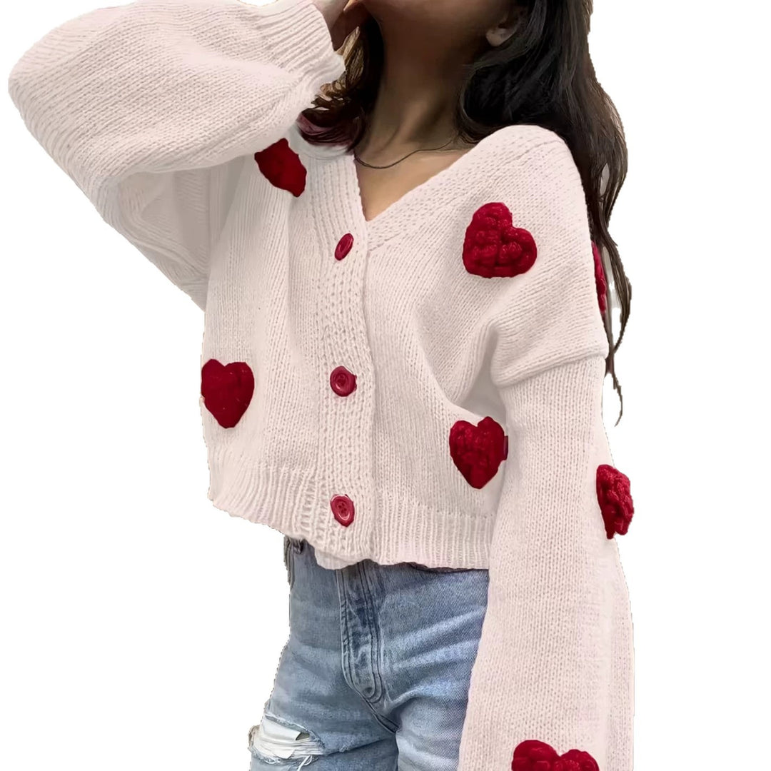 Damen Kurzgeschnittener V-Ausschnitt-Cardigan mit geprägten Herz-Applikationen und Schmuckknöpfen EB