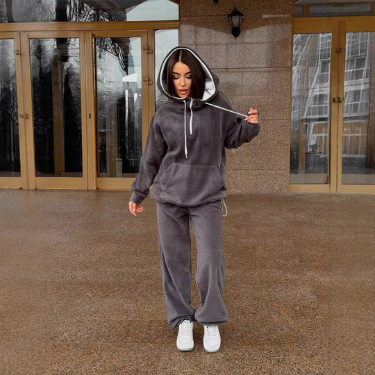 Damen Fleece-Loungewear-Set mit halbem Frontzip, gefütterter Kapuze und hochgeschnittener Komforthose Eichborn Berlin