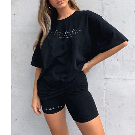 Damen Sportliches Set aus locker sitzendem T-Shirt und kurzen Radlerhosen EB