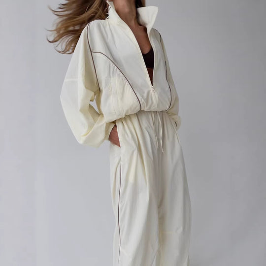 Damen leichter Windbreaker-Zweiteiler mit Stehkragen, durchgehender Reißverschluss, kontrastierender Kedernaht und weiter Palazzo-Hose Eichborn Berlin