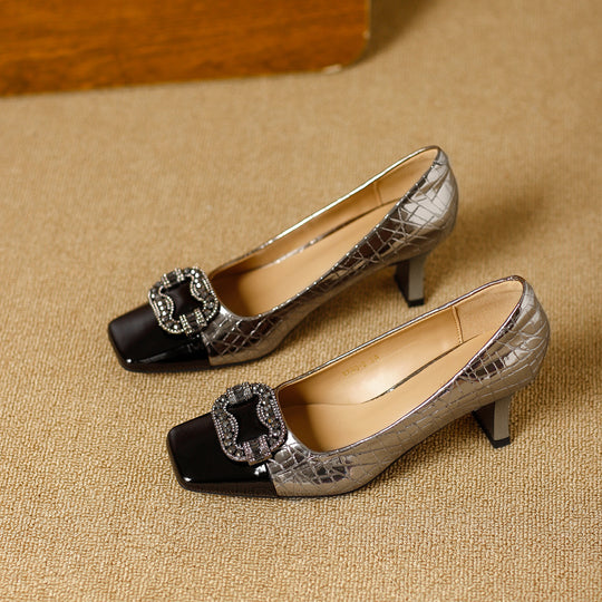 Damen elegante Pumps mit quadratischer Zehenpartie und glanzvollem Schmuckelement EB