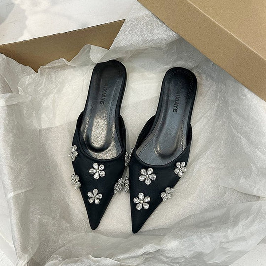 Damen elegante Mules mit funkelndem Blütenakzent EB