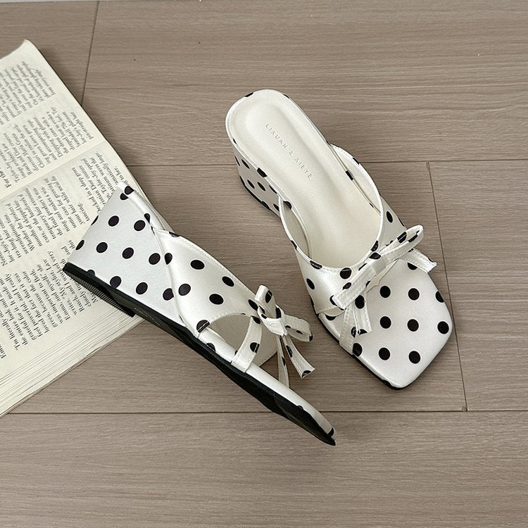 Damen elegante Mules mit gepunktetem Design und zartem Schleifenakzent EB