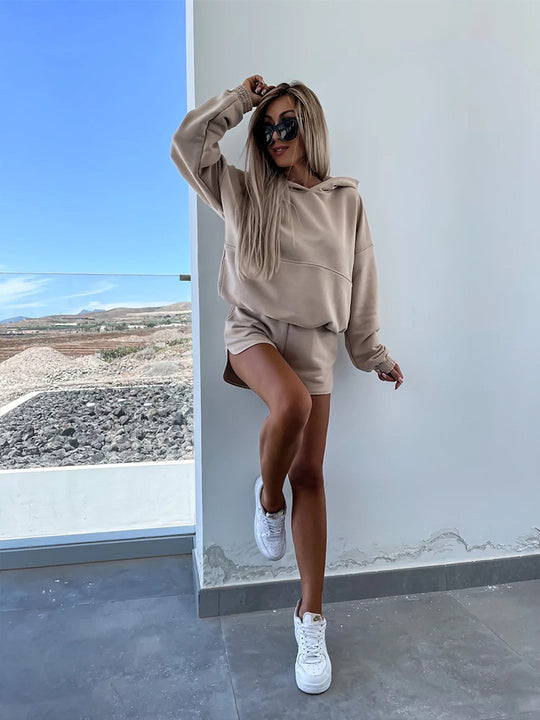 Damen Sportlicher Hoodie mit dazu passender Shorts EB