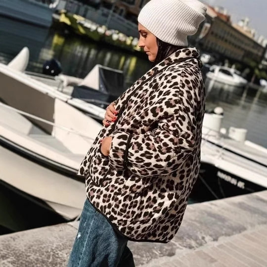 Damen Leoprint Bomberjacke mit stylischem Schnitt und praktischen Taschen EB