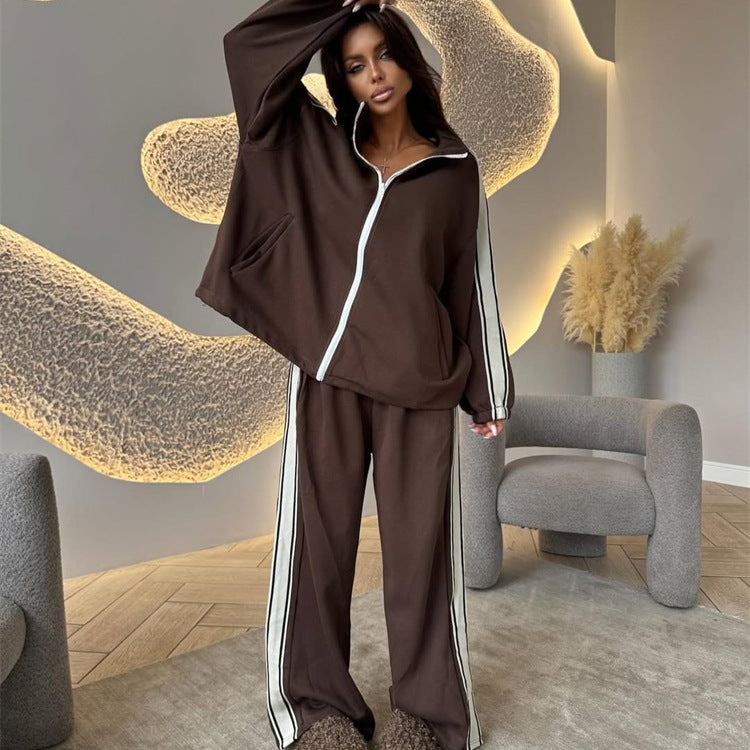 Damen weiches Oversize-Zweiteiler Trainingsset mit Reißverschlussjacke und weiter hochgeschnittener Jogginghose mit Kontraststreifen Eichborn Berlin