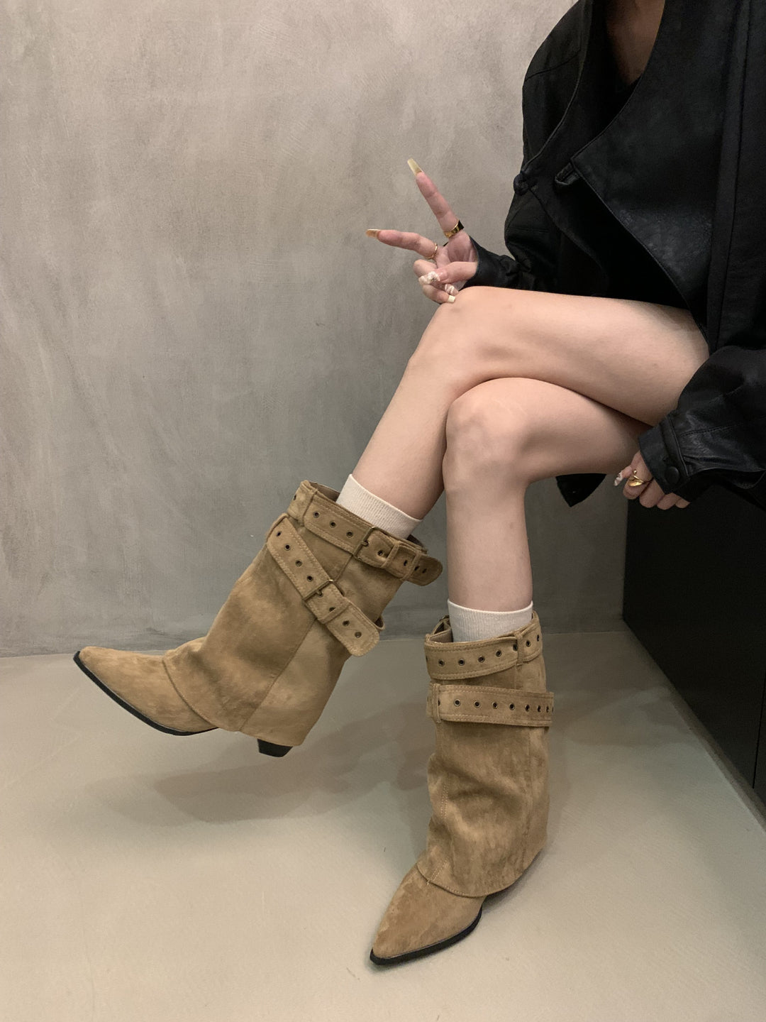 Damen Stiefel mit modischer Schnallenverzierung und schickem Cut-Out EB