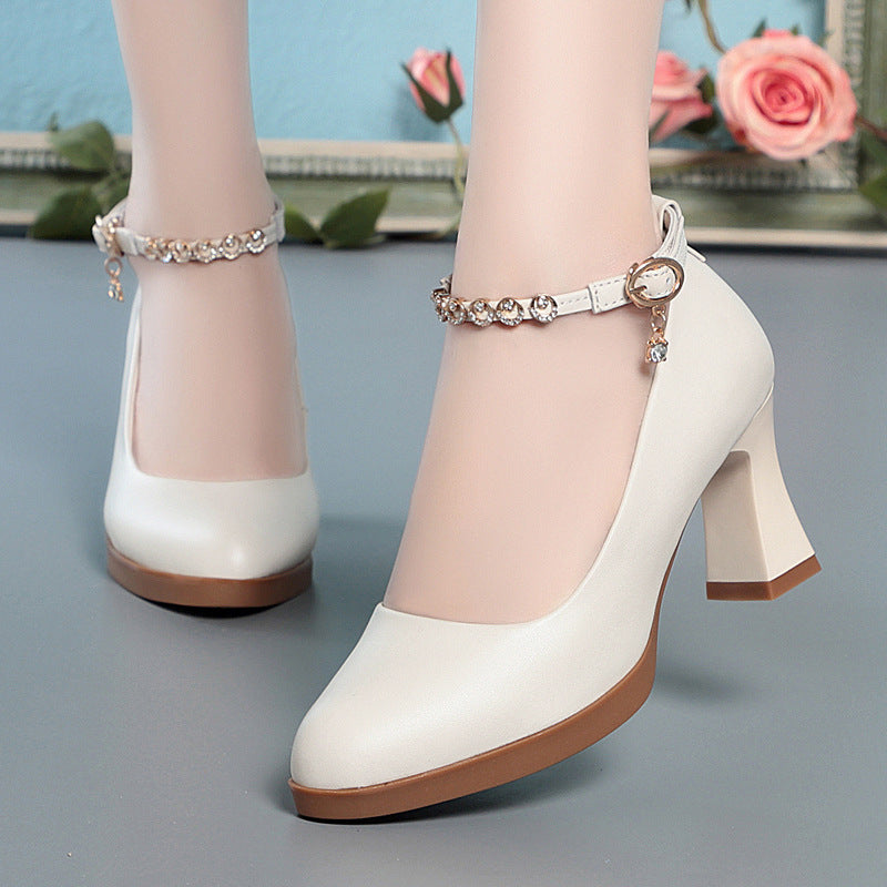 Damen Pumps mit elegantem Riemchen und funkelnden Schmuckdetails EB