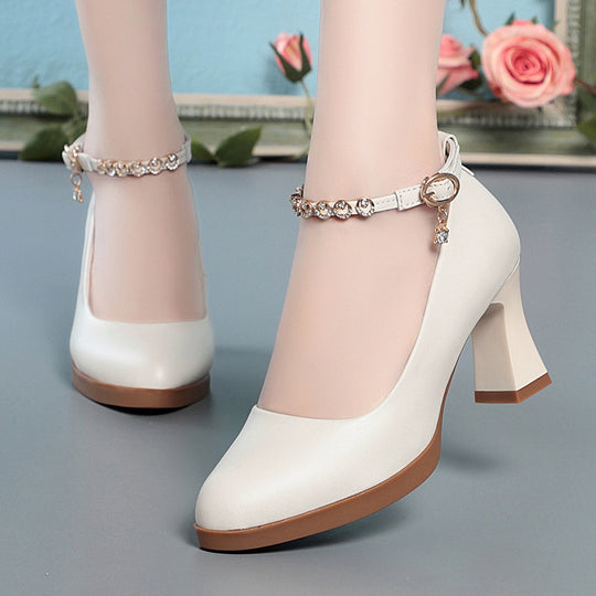 Damen Pumps mit elegantem Riemchen und funkelnden Schmuckdetails EB