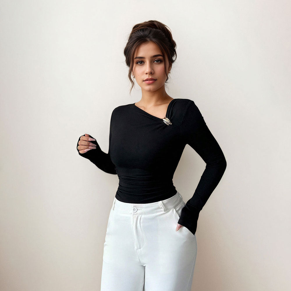 Damen figurbetontes Langarmshirt mit asymmetrischem Ausschnitt und dekorativer Brosche Eichborn Berlin
