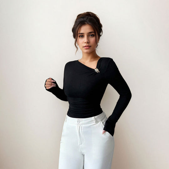 Damen figurbetontes Langarmshirt mit asymmetrischem Ausschnitt und dekorativer Brosche Eichborn Berlin