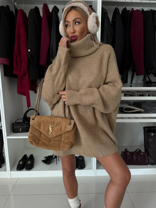 Damen oversized Rollkragen-Strickkleid mit weitem Schnitt, überschnittener Schulter und extraweichen Rippbündchen Eichborn Berlin