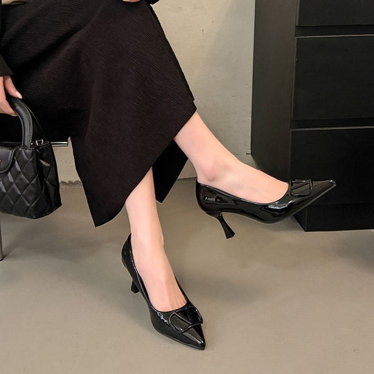 Damen elegante spitze Pumps mit modischem Logo-Detail EB
