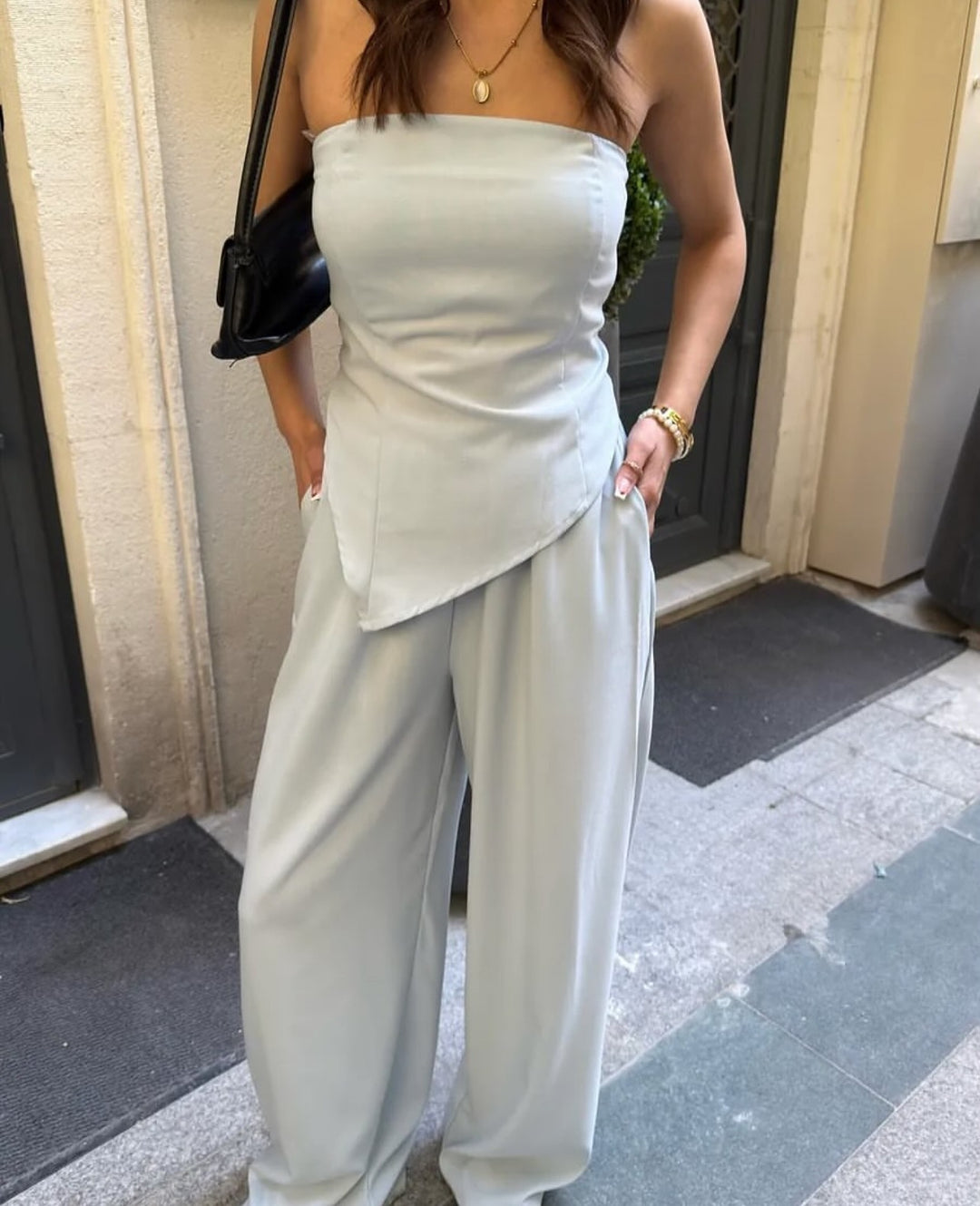 Damen elegantes Jumpsuit mit trägerloser Silhouette und asymmetrischem Design EB
