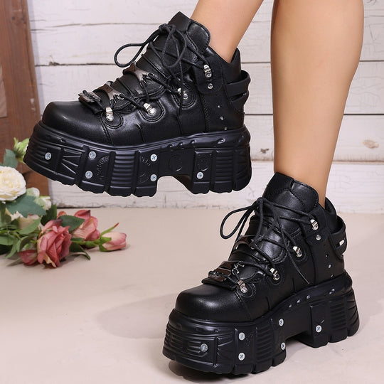 Damen Trendige und auffällige Sneakers mit modischen Details EB